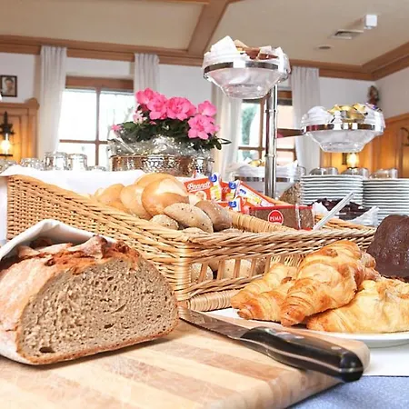 Bayerischer Hof Hotel 3*
